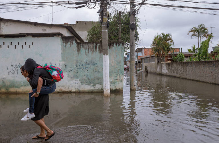 Moradores de Eldorado do Sul voltam a sair de casa após bairros inundarem com aumento dos níveis do Guaíba e do Rio Jacuí