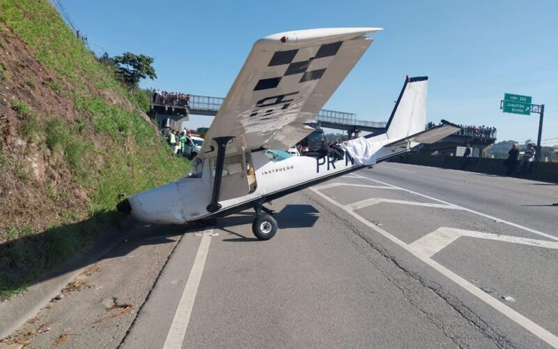 Avião de Pequeno Porte Faz Pouso de Emergência na Rodovia Régis Bittencourt; Vídeo Mostra o Momento