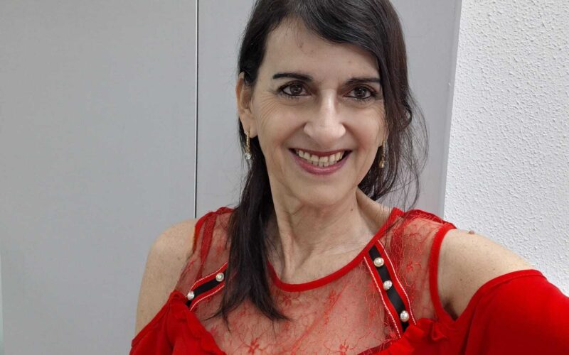 Aos 61 anos, ela voltou a estudar e conquistou R$ 70 mil com a internet