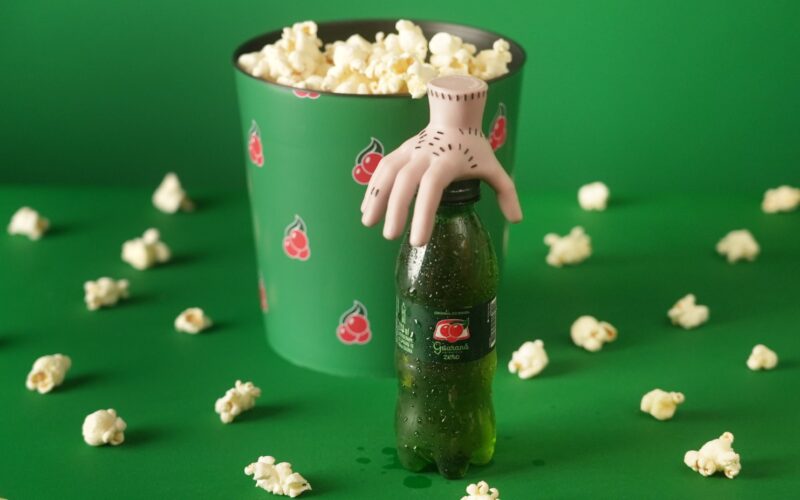 Guaraná Antarctica traz de volta sucesso dos anos 2000 e surpreende fãs com a dupla “caçulinha + brinde”: agora é o “Mãozinha”, da série Wandinha