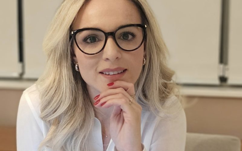 Juliane Urbano ressalta o crescimento da área de TI, impulsionado pelo avanço da inteligência artificial, e o papel estratégico da gestão de projetos no Brasil