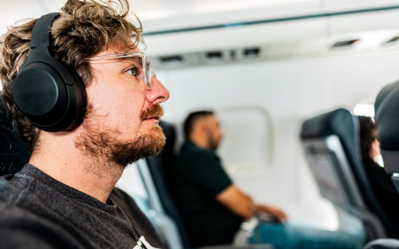 Passageiros sem fones serão expulsos de voos da companhia aérea.