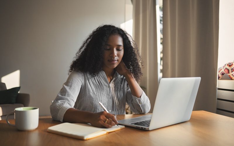 24 mil oportunidades em cursos gratuitos destinados a jovens negros são disponibilizadas por programa.