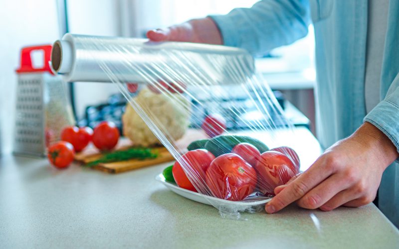 Evite a frustração: solução simples para cortar o plástico-filme e facilitar sua vida na cozinha