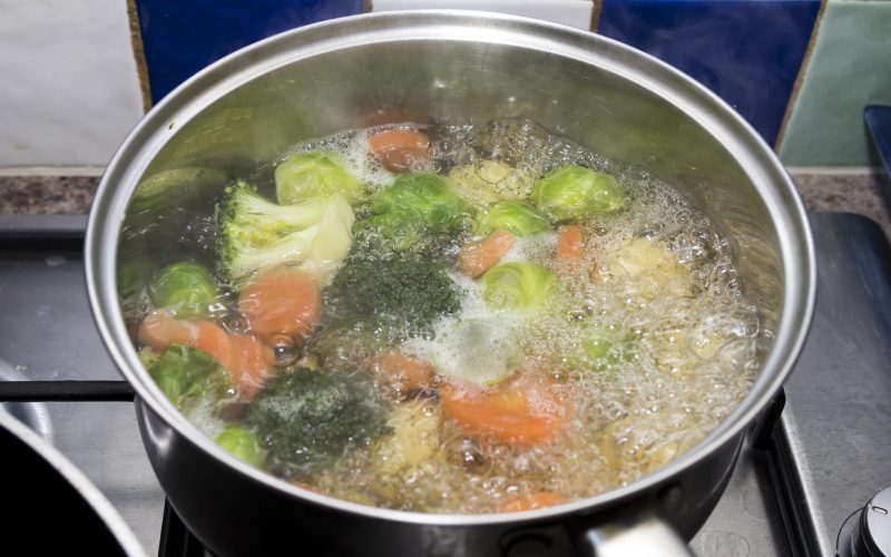 Está desperdiçando um tesouro nutritivo toda vez que joga restos de legumes na pia