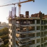 Do Estreito de Ormuz ao canteiro de obras: por que a geopolítica global está encarecendo o metro quadrado no Brasil