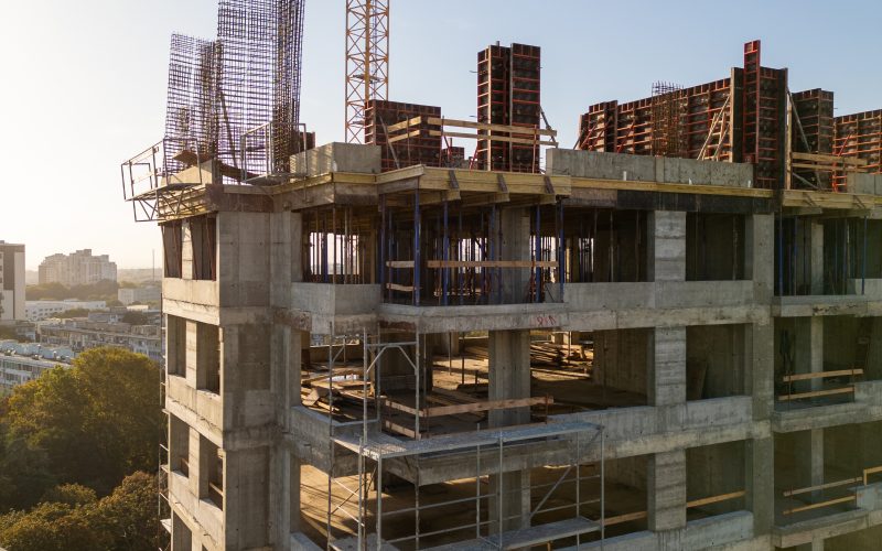 Do Estreito de Ormuz ao canteiro de obras: por que a geopolítica global está encarecendo o metro quadrado no Brasil