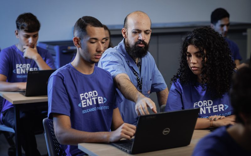 Ford oferece oportunidades em programa de tecnologia gratuito para a juventude