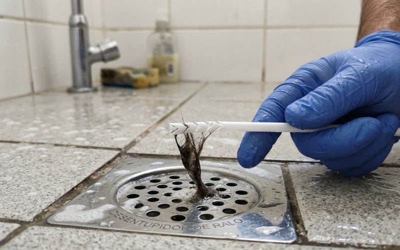 O segredo dos encanadores: como um simples canudo pode reduzir suas despesas!