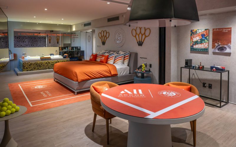 Suíte inspirada em Roland-Garros é novidade em hotel paulistano