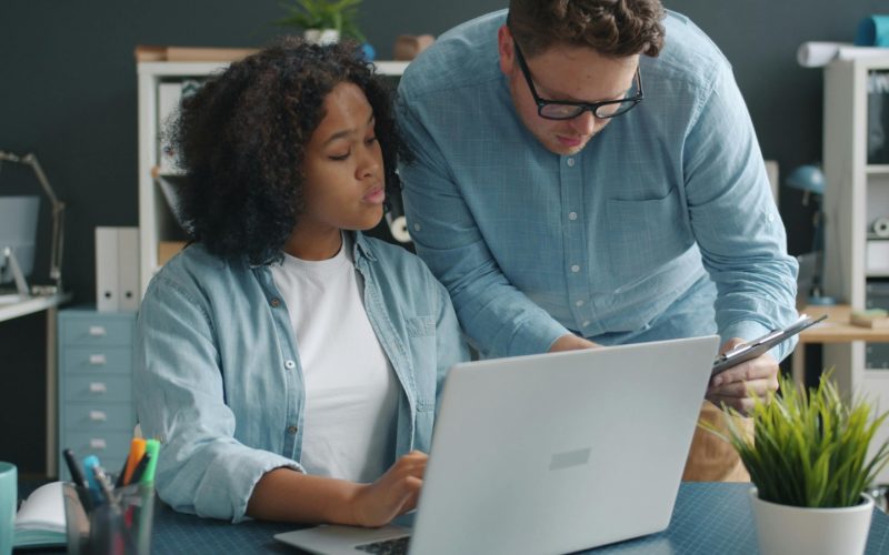 Oportunidades de estágio e trainee surgem com remuneração de até R$ 9,5 mil