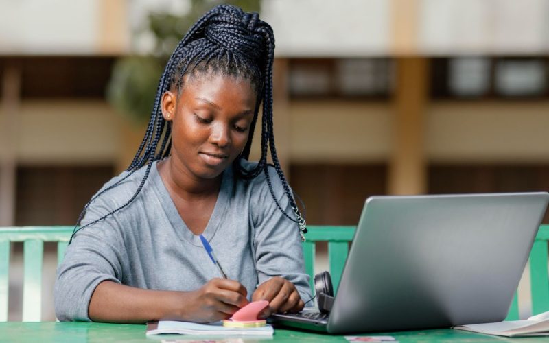 iFood lança programa de bolsas para apoiar a finalização do Ensino Médio