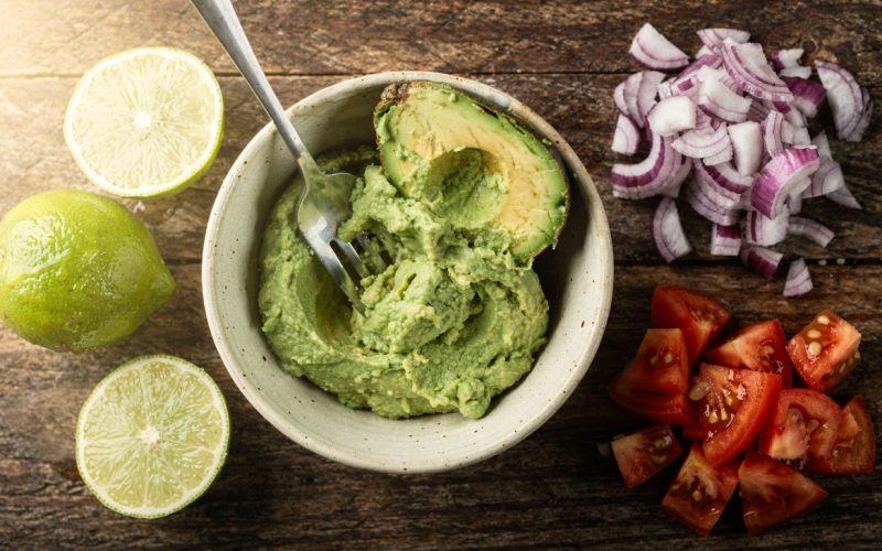Mexicanos revelam o truque para um guacamole perfeito: um toque de azeite de oliva!