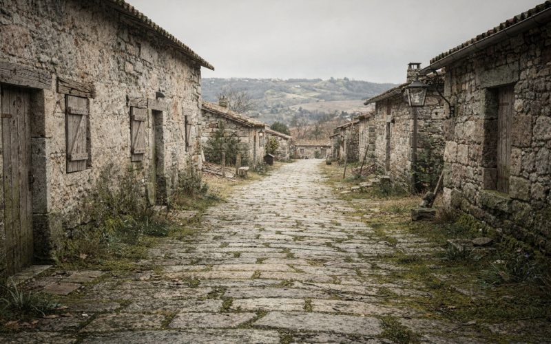 Pequena vila europeia com 40 residentes busca novos habitantes: casa sem custo, trabalho e uma vida serena nas montanhas aguardam você.