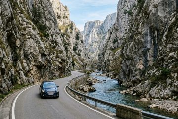 A mais fina via da Espanha serpenteia pelo desfiladeiro de La Hermida, com 22 km e paredes rochosas de 600 metros de altitude