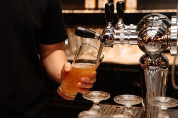 Ambev oferece curso sem custos para garçons em preparação para a Copa do Mundo de 2026
