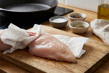A importância de secar o frango com papel toalha antes da fritura: como garantir uma crosta perfeita e livre de vapor