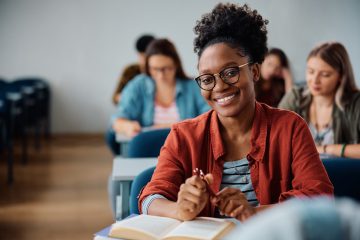 MOVER e Estácio oferecem capacitação gratuita com certificação