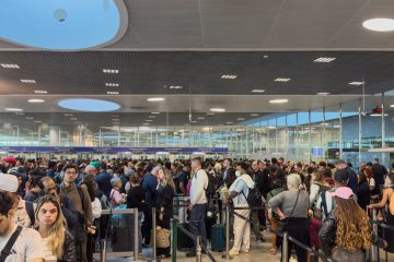 Sistema de passaporte reformulado gera esperas de até 5 horas em aeroportos europeus; dicas para contornar a situação
