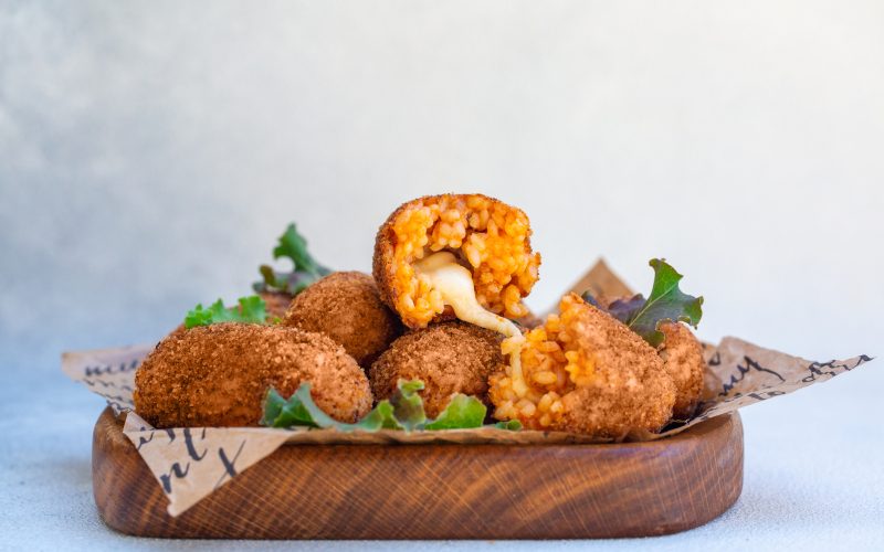 Delícia irresistível: aprenda a fazer o bolinho de milho e queijo que some da mesa em um piscar de olhos