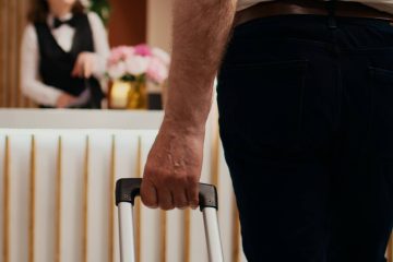 De carregadores a próteses: Itens curiosos que hóspedes costumam deixar para trás em hotéis