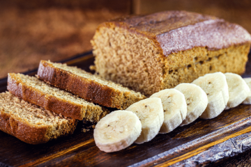 Aproveite as bananas maduras: prepare um bolo proteico delicioso para o lanche!