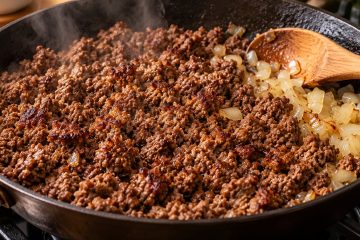 Delicie-se com um estrogonofe saboroso feito com iogurte grego e 500 gramas de carne moída